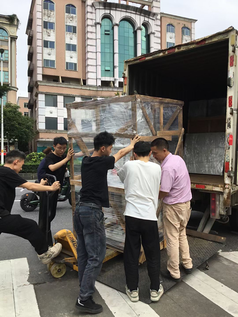 高周波塑膠熔接機送貨圖